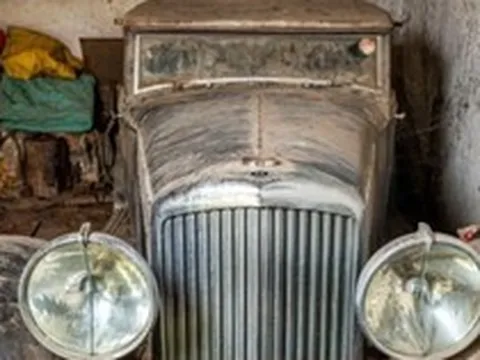 Nằm xó 50 năm, siêu xe Bentley mục nát vẫn được bán đấu giá 1,7 tỷ đồng