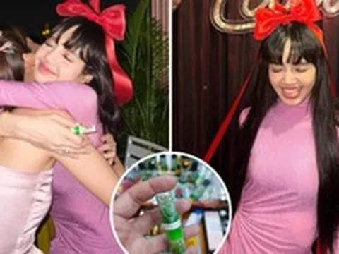 Sự nổi tiếng 'điên rồ' của Lisa (BLACKPINK): Chụp ảnh với ống hít thông mũi, sau một đêm nhà sản xuất thông báo 'cháy hàng'