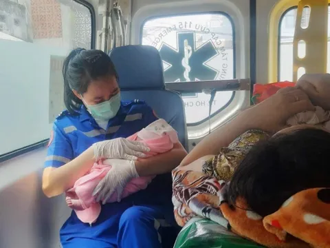 Sản phụ đẻ rớt trong nhà tắm: 2 mẹ con sức khỏe ổn định