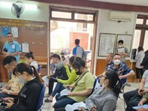 Người dân Hà Nội xếp hàng từ 4 giờ sáng chờ làm lý lịch tư pháp