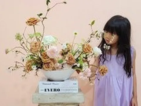 Bé gái 7 tuổi cắm hoa như nghệ nhân, mê hoa tới mức lén học dù mẹ không cho phép