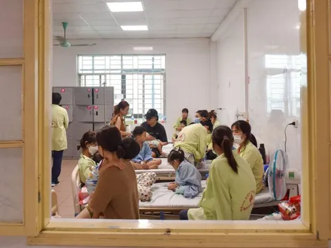 Nhiều trẻ mắc virus hợp bào hô hấp RSV biến chứng nhanh, bác sĩ cảnh báo dấu hiệu cần tới viện