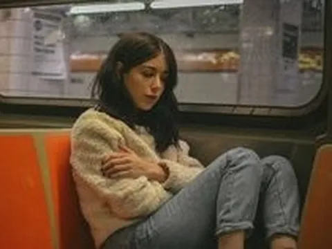 Tuổi trẻ nên tận hưởng cuộc sống hay cật lực kiếm tiền?