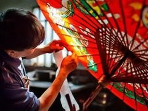 Truyền nhân nghề làm ô giấy dầu: Biến vật che mưa thành tác phẩm nghệ thuật vươn tầm quốc tế, đưa nét đẹp cổ trang tinh túy vào thẩm mỹ đương đại