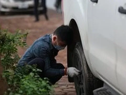 Hà Nội: Hàng loạt xe ô tô đỗ ở bờ hồ Linh Đàm bị đâm thủng lốp