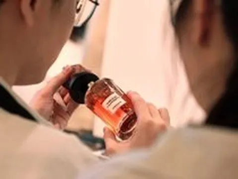 Bí ẩn trong chai nước hoa nắp gỗ sồi độc lạ: "Chất xúc tác" kết nối hiện thực với tuổi thơ