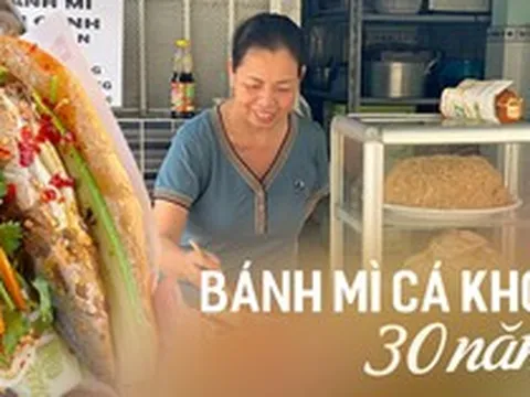 Hàng bánh mì cá nục tự kho của người phụ nữ suốt 30 năm, dù “núp hẻm” nhưng mỗi ngày bán hơn 300 ổ