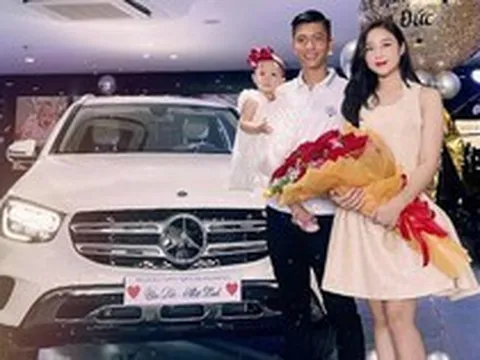 Tuổi 27 của Phan Văn Đức: Vợ đẹp con ngoan, sở hữu khách sạn, xế hộp tiền tỷ