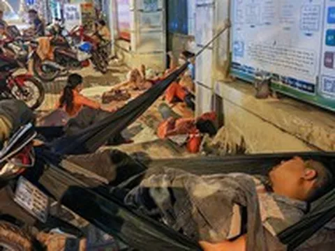 Người dân TP.HCM thức trắng đêm chờ rút bảo hiểm xã hội một lần