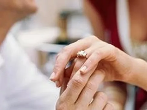 Hôn thê bỏ đi sau 3 tháng đính hôn, người đàn ông "cắn răng" bán nhẫn cưới lỗ 30%, tình cờ khởi nghiệp với nghề lạ