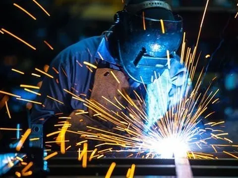 Doanh nghiệp thép đầu tiên báo lãi giảm sâu trong quý I/2023