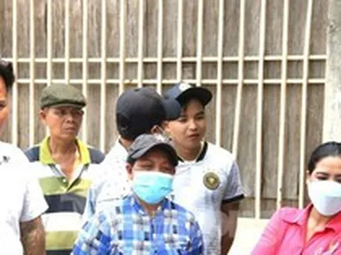 Sáng đi làm nhận tin nhà máy đóng cửa, công nhân 'cầu cứu' khắp nơi