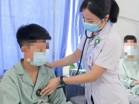 Bốn học sinh nhập viện cấp cứu sau 1 giờ hút thuốc lá điện tử