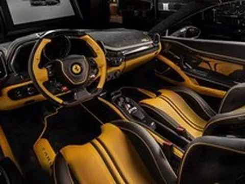 Nếu bạn thắc mắc bỏ tiền tỷ độ nội thất siêu xe thế nào thì chiếc Ferrari 488 này là câu trả lời: Toàn da xịn và carbon