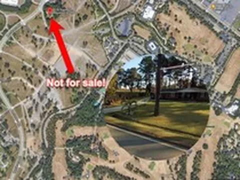 Chủ nhân ngôi nhà 176m2 kề sân golf từ chối cơ hội trở thành triệu phú, chấp nhận bị "ánh sáng và tiếng ồn nuốt chửng" vẫn bám trụ tới cùng vì lý do không ai ngờ