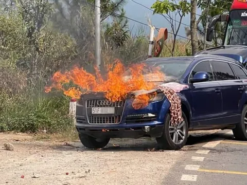 Clip TNGT: Audi Q7 đột nhiên bốc cháy khi đang leo đèo