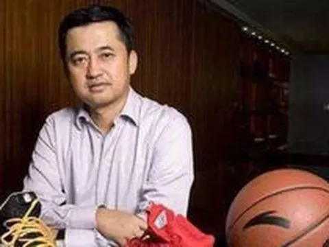 Từ cậu bé chán học, hay cãi lời cha trở thành "ông vua" đồ thể thao: Khởi nghiệp từ 600 đôi giày cùng số vốn ít ỏi