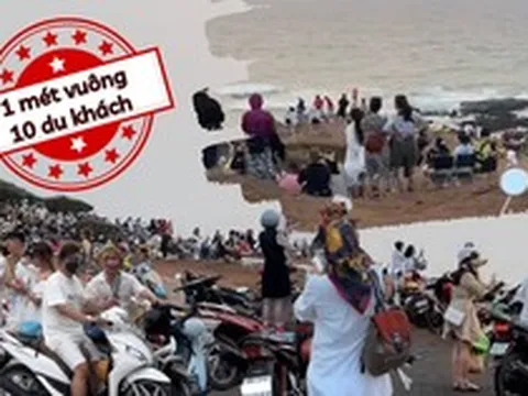 Phú Quý mùa này; 1 mét vuông có 10 khách du lịch, cây cô đơn hết lẻ loi vì trai xinh gái đẹp "check-in" quá đông