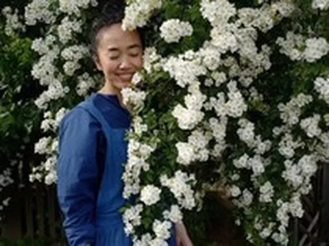 Cô gái trẻ cải tạo đất, mua giống hoa, biến sân nhà thành khu vườn đẹp lung linh