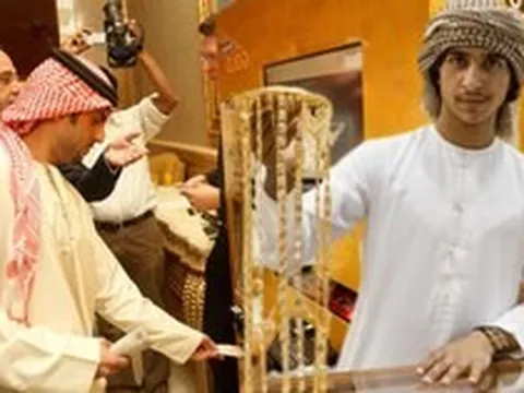 Kiếm tiền nhanh như gió, giới nhà giàu Dubai tiêu tiền cũng không hề nương tay: Thuê máy bay để đỡ tai nạn, cây ATM phải “nhả ra vàng”