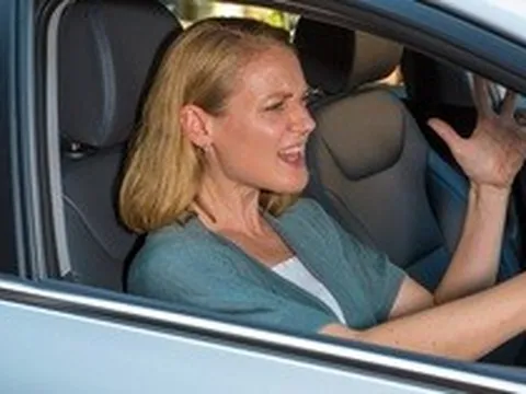 Khảo sát toàn cầu tiết lộ cảm xúc của tài xế nữ: Nhiều người không thích 'nửa kia' ngồi cạnh!