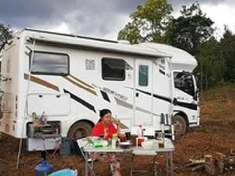 Cặp vợ chồng bỏ công việc kiếm hơn 3 tỷ/năm, bỏ luôn nhà, xe ở phố để mua 200 mẫu đất, sống ẩn dật trong rừng: ‘Chúng tôi mệt nhưng vui!’