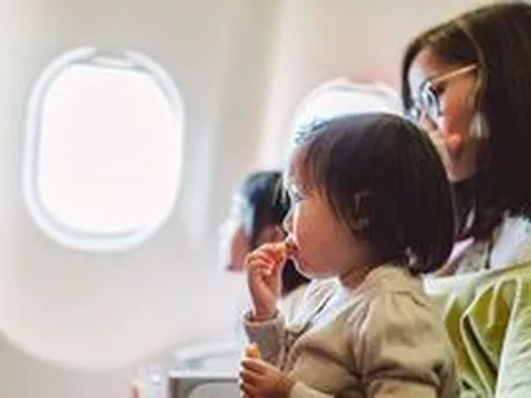 Lợi ích không ngờ của việc cho con đi máy bay từ sớm