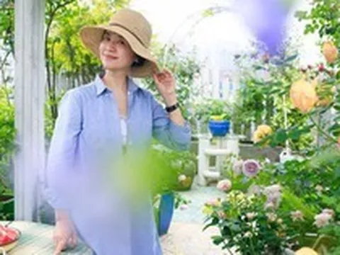 Người phụ nữ 45 tuổi biến mái nhà thành khu vườn ấn tượng