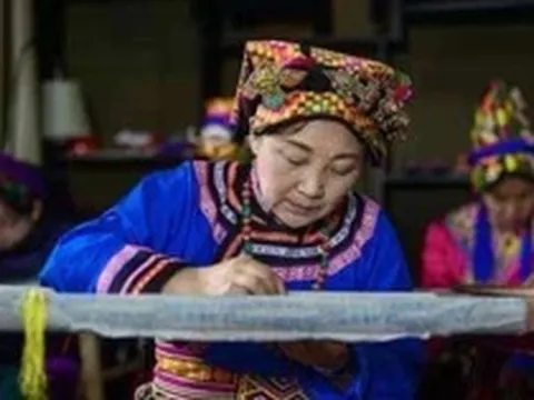 Kiếm 27 tỷ đồng mỗi năm chỉ với một cây kim, người phụ nữ Tây Tạng khiến hàng loạt "ông lớn" Starbucks, Hermès, L'Oréal tranh nhau hợp tác