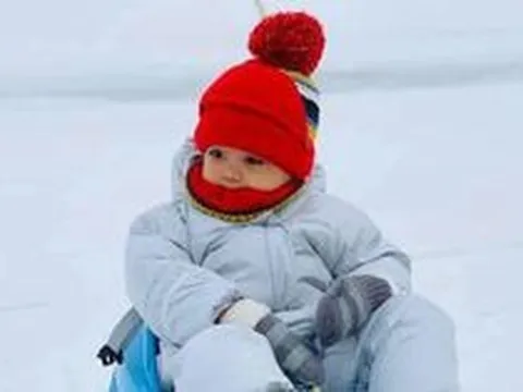 Có bố mẹ đam mê xê dịch, hành trình vi vu trời Tây của những em bé khiến ai cũng xuýt xoa