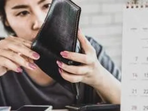 Lớn lên bằng tâm lý tiết kiệm, tôi thấy bản thân chẳng khá được vì cứ ôm suy nghĩ chi tiêu kiểu "người nghèo"