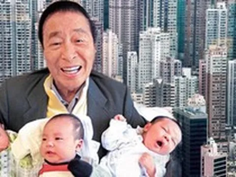 Cuộc sống “đẫm mùi tiền” của đại gia sở hữu 3.000 ha đất ở Hong Kong: Tậu biệt thự hơn 13.000 tỷ đồng không tiếc tay, tặng cháu trai cả núi tiền chỉ để lấy may