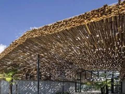 Chiêm ngưỡng nhà hàng dùng nghìn thanh gỗ làm mái được báo nước ngoài đưa tin