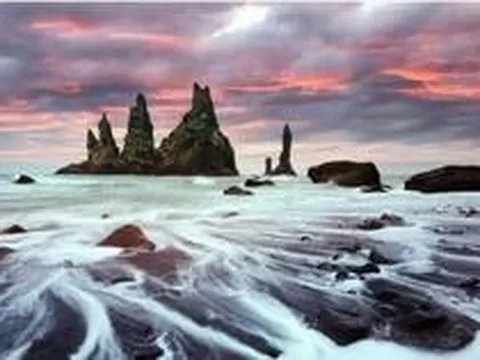 Chiêm ngưỡng bãi biển cát đen Reynisfjara kỳ lạ, không ai được tắm ở Iceland