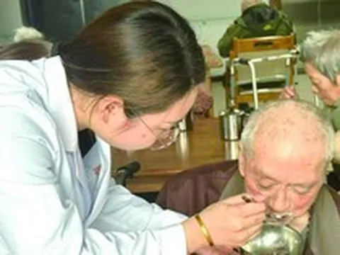 Cô gái Gen Z bất chấp định kiến sang Nhật học 'ngành công nghiệp tóc bạc', về nước khởi nghiệp trở thành 'viện trưởng' của hơn 600 người cao tuổi