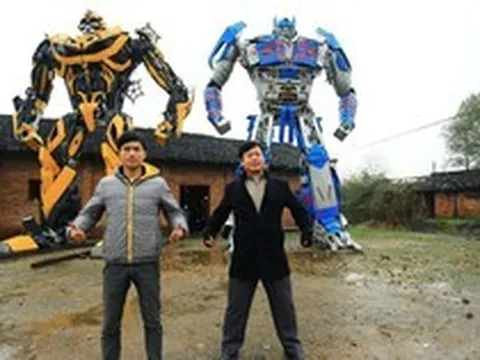 Chuyên đi nhặt phụ tùng ô tô về tái chế thành robot, cha con anh nông dân kiếm hơn 3 tỷ đồng/năm bỗng trở nên nổi tiếng