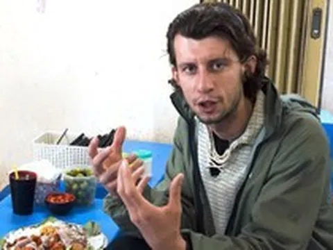 Du khách người Anh hướng dẫn ăn bún đậu mắm tôm trên Youtube: Món này càng ăn càng nghiện