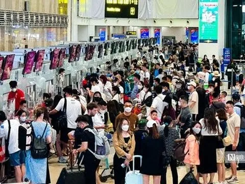 Ngày đầu nghỉ lễ, sân bay Nội Bài nườm nượp du khách