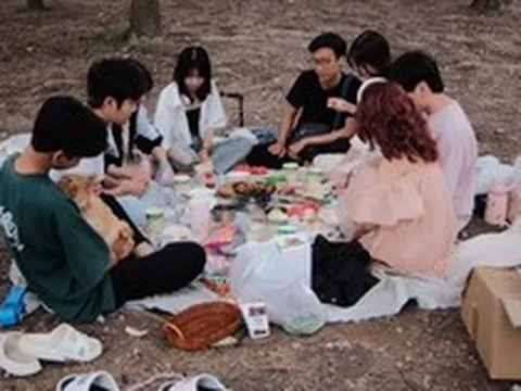 Không đi du lịch xa, người dân Hà Nội chọn cắm trại tại công viên Yên Sở dịp lễ 30/4 – 1/5