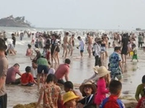 Khách tắm biển ở Bà Rịa- Vũng Tàu đông nhưng tiêu thụ hải sản không tăng