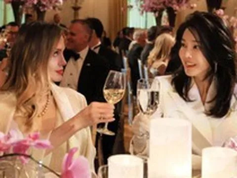 Angelina Jolie khoe sắc bên Đệ nhất phu nhân Hàn Quốc, visual đỉnh tạo nên khung hình quyền lực