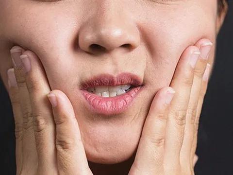 Bị đau và khó há miệng suốt 5 năm, cô gái trẻ bền bỉ đi khám khắp nơi, cuối cùng phát hiện điều không ngờ tới