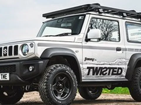 Suzuki Jimny về Việt Nam mà được độ thế này thì chất: Giá quy đổi gần 1,5 tỷ đồng, được hãng nổi tiếng độ Land Rover làm lại