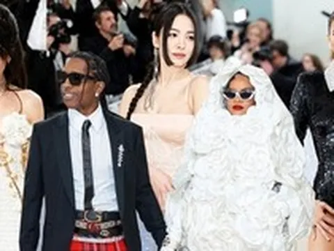 Met Gala 2023: Anne Hathaway xứng danh nữ thần, Rihanna đến muộn vẫn tạo spotlight, biệt đội châu Á có 'ăn đứt' hội IT girl quốc tế?