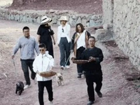 Chán chường khi bon chen nơi thành phố, 6 người bạn rủ nhau bỏ việc, về quê xây nhà rồi sống chung bình yên qua ngày