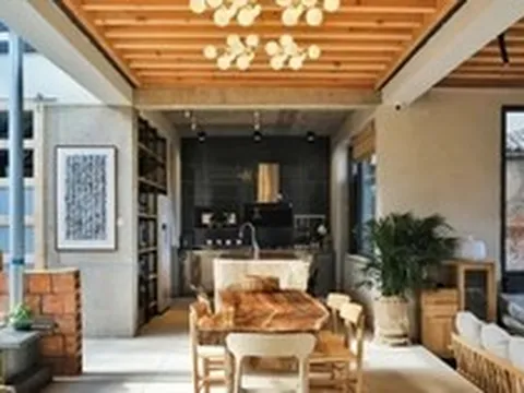 Cặp vợ chồng chi 6,7 tỷ đồng để 'bỏ phố về quê', thuê nhà cũ 200m2 cải tạo: Không gian sống bình yên ‘không hoàn hảo’ nhưng đẹp như mơ