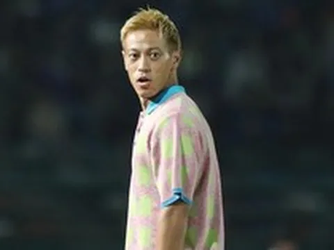 Vừa mặc đồ 'nghỉ mát' giá nghìn đô, HLV Honda lại gây sốt khi diện phong cách thời trang Y2k