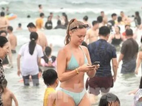 Du khách nước ngoài đổ xô đến Đà Nẵng