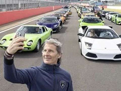 Chủ xe Lamborghini mang dàn siêu xe nghìn tỷ lập kỷ lục: Gần 400 chiếc xếp kín trường đua, nhiều mẫu thuộc hàng siêu hiếm