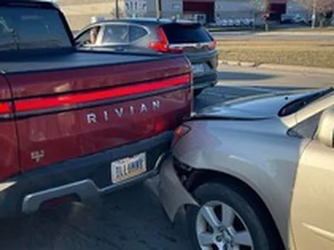 Bị đâm nhẹ vào đuôi, chiếc bán tải Mỹ này nhận báo giá sửa chữa quy đổi gần 1 tỷ đồng, đắt quá nửa giá xe